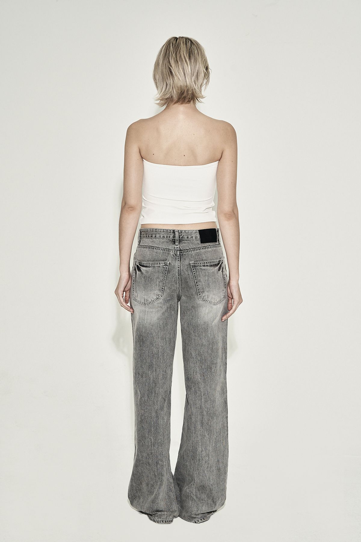 시너진(SYNERJYN) RUFFLE SLIT TOP WHITE