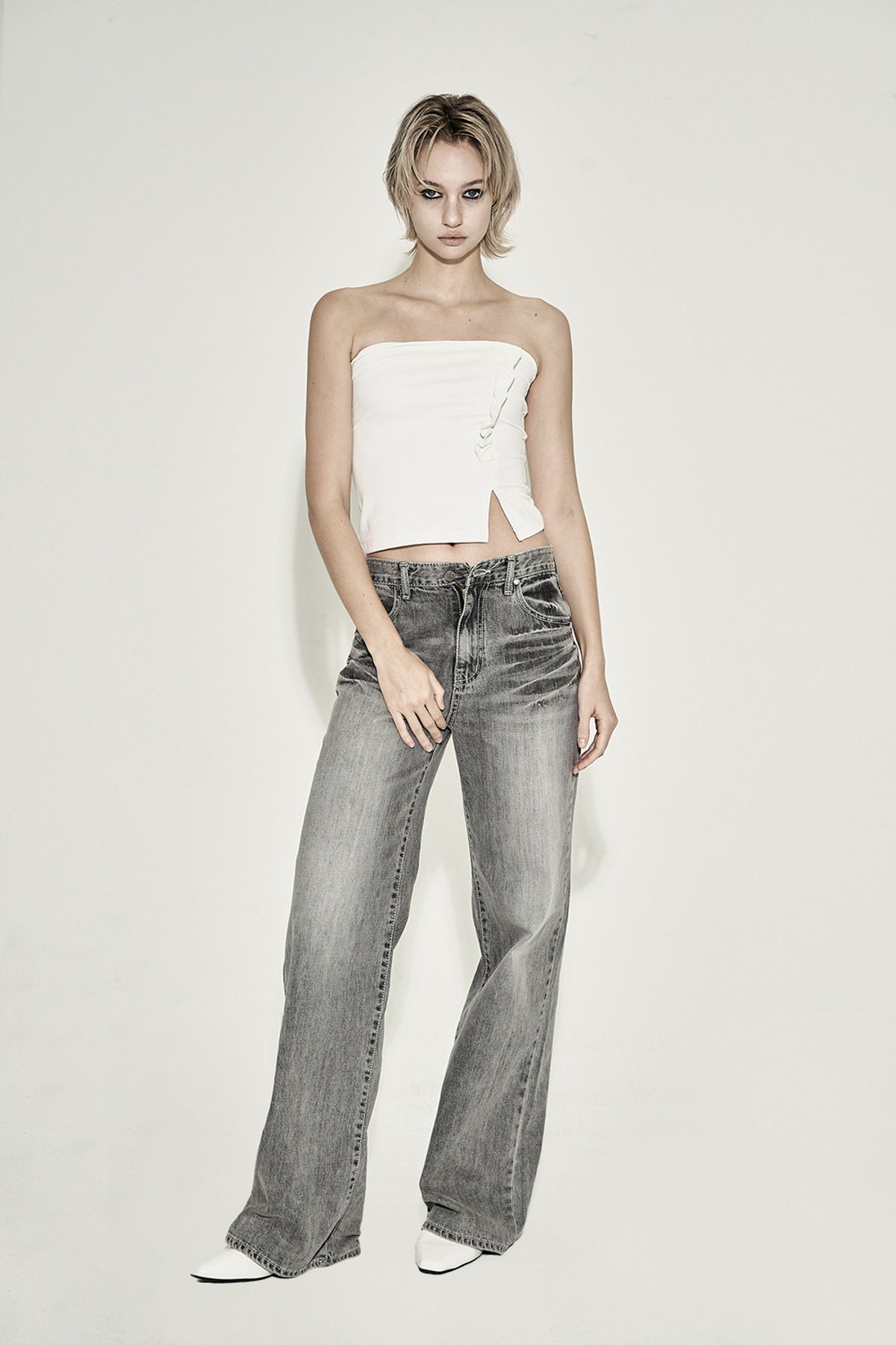 시너진(SYNERJYN) RUFFLE SLIT TOP WHITE