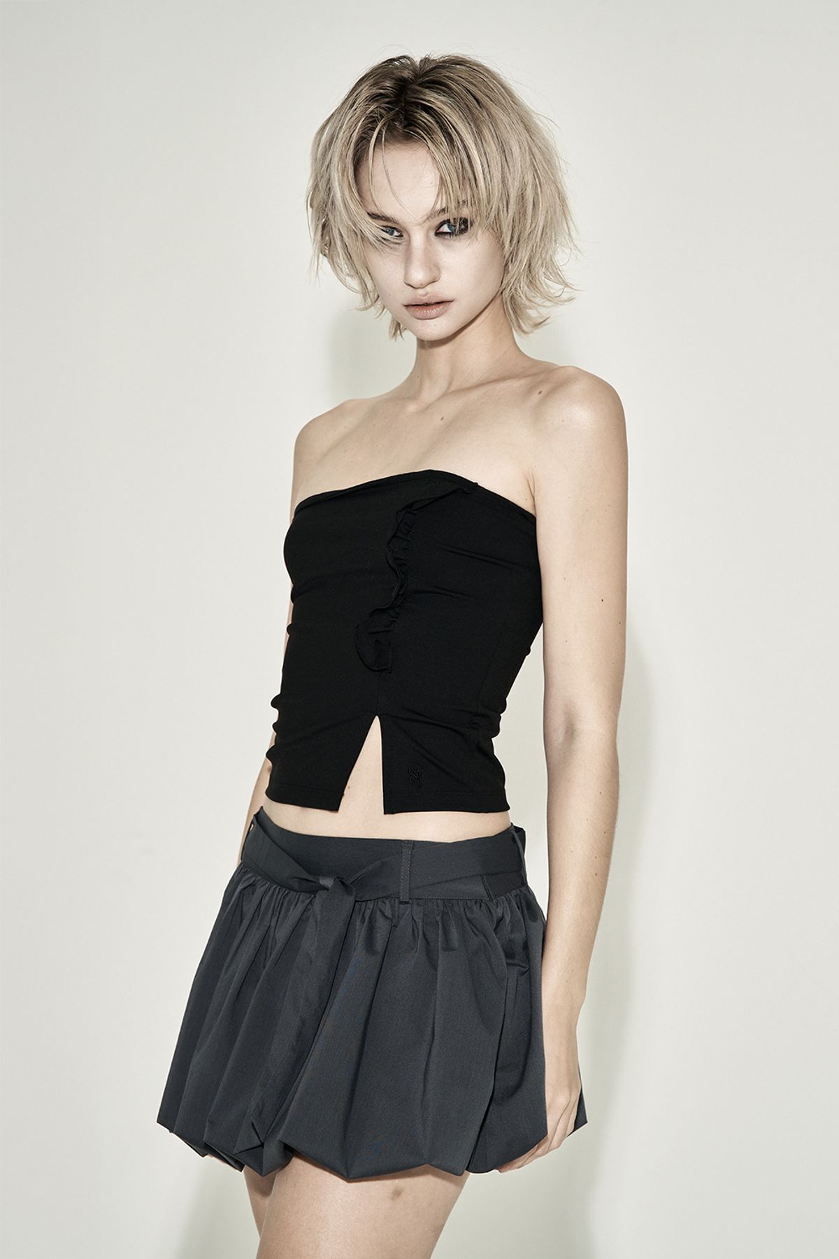 시너진(SYNERJYN) BELT SHIRRING MINI SKIRT CHARCOAL