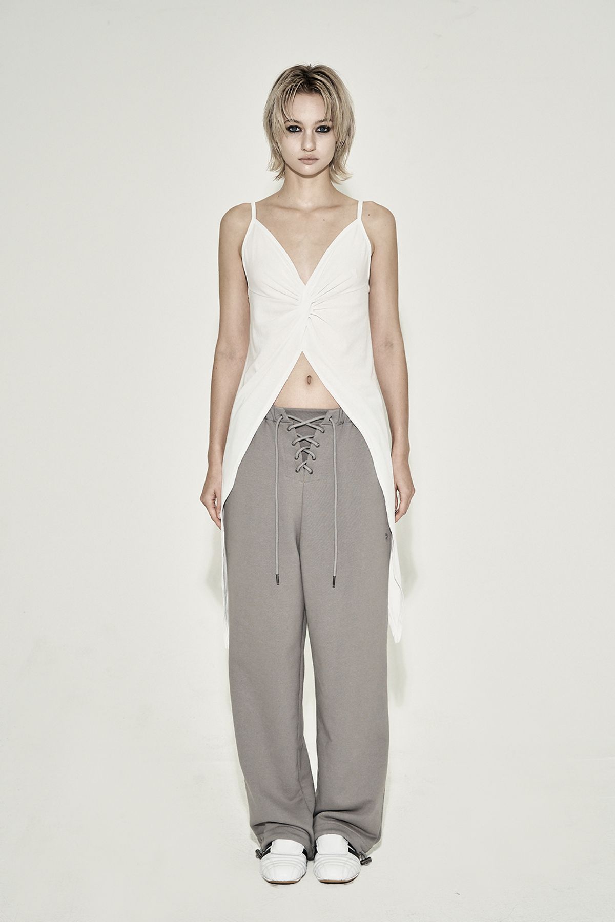 시너진(SYNERJYN) TWISTED SLIT SLEEVELESS TOP WHITE
