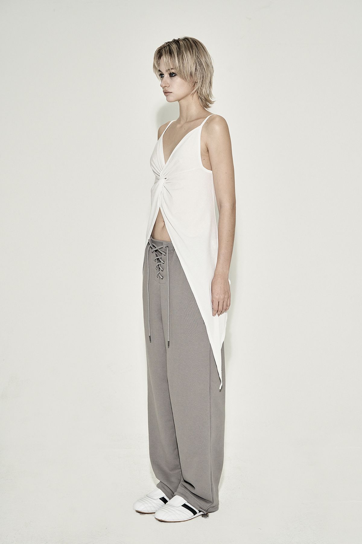 시너진(SYNERJYN) TWISTED SLIT SLEEVELESS TOP WHITE