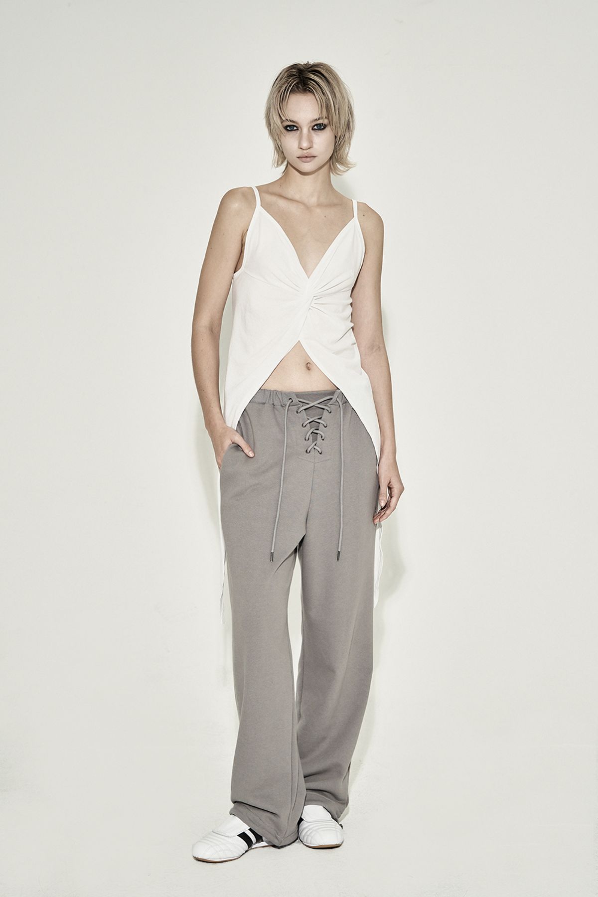 시너진(SYNERJYN) TWISTED SLIT SLEEVELESS TOP WHITE