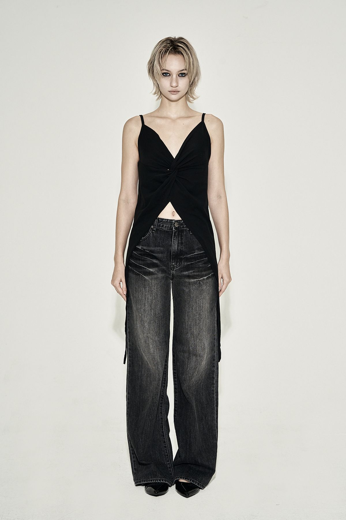 시너진(SYNERJYN) TWISTED SLIT SLEEVELESS TOP BLACK