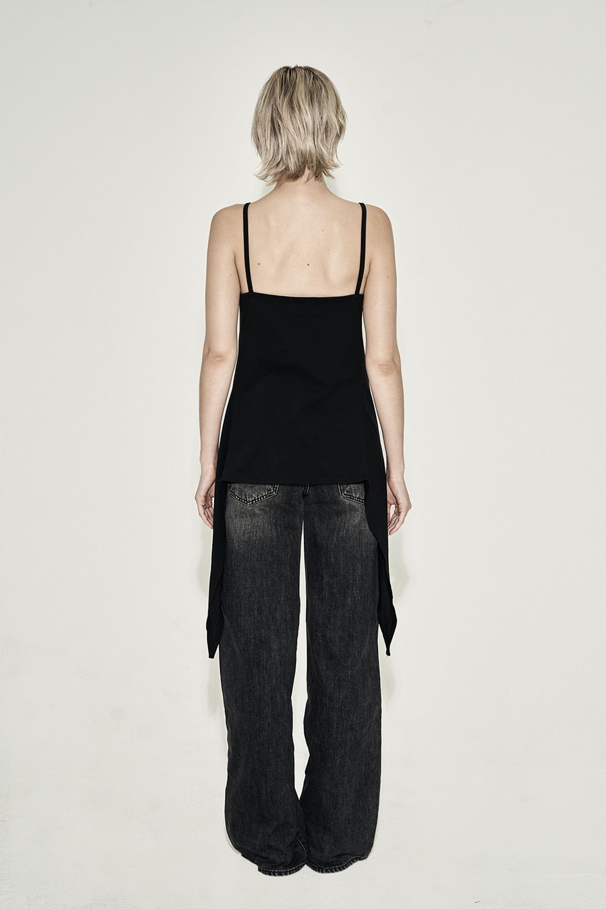 시너진(SYNERJYN) TWISTED SLIT SLEEVELESS TOP BLACK