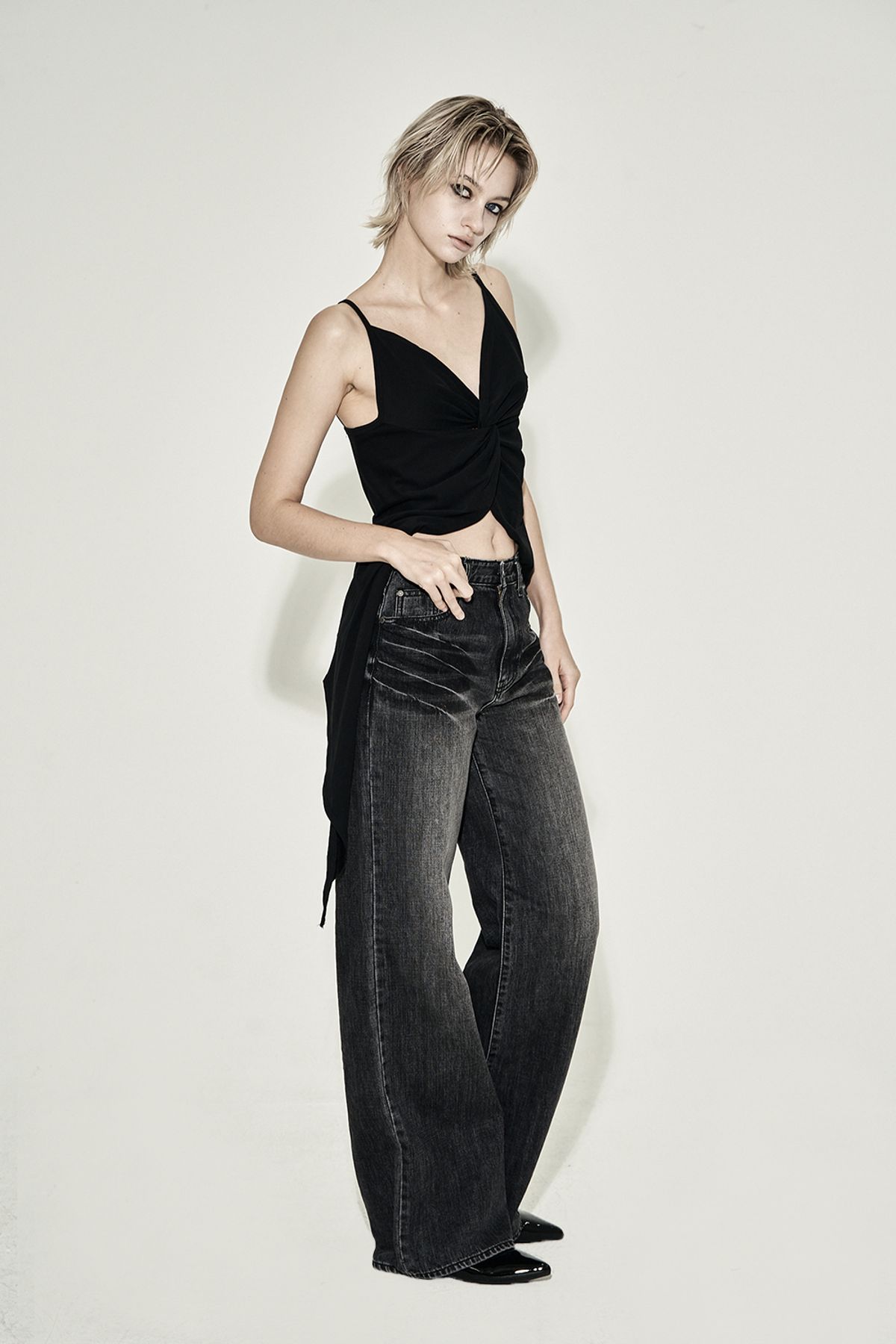 시너진(SYNERJYN) TWISTED SLIT SLEEVELESS TOP BLACK