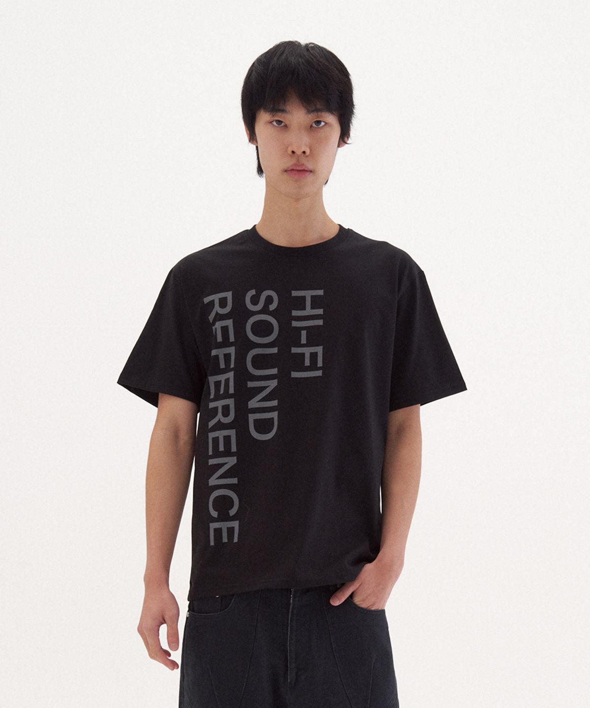 하이파이 사운드 레퍼런스(HIFI SOUND REFERENCE) 레터링 로고 티셔츠, 블랙