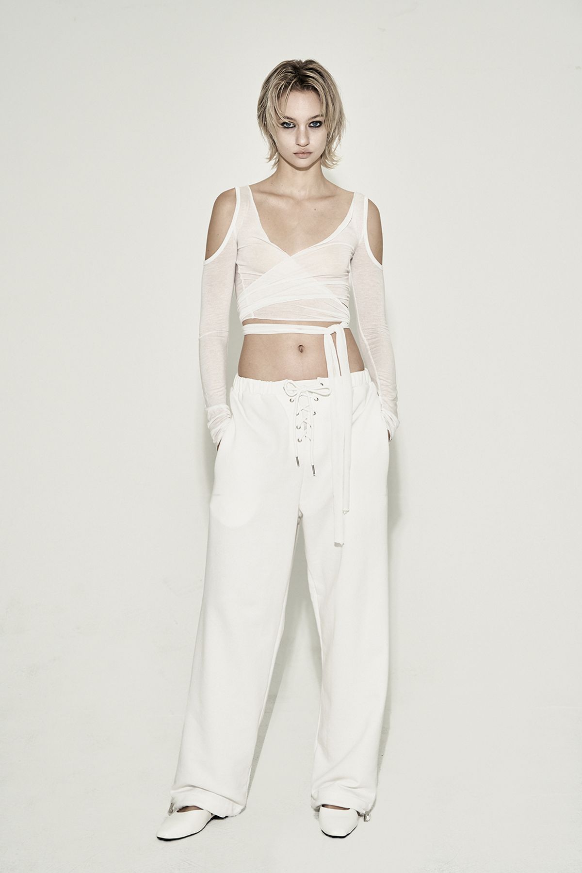 시너진(SYNERJYN) EYELET WIDE SWEATPANTS WHITE