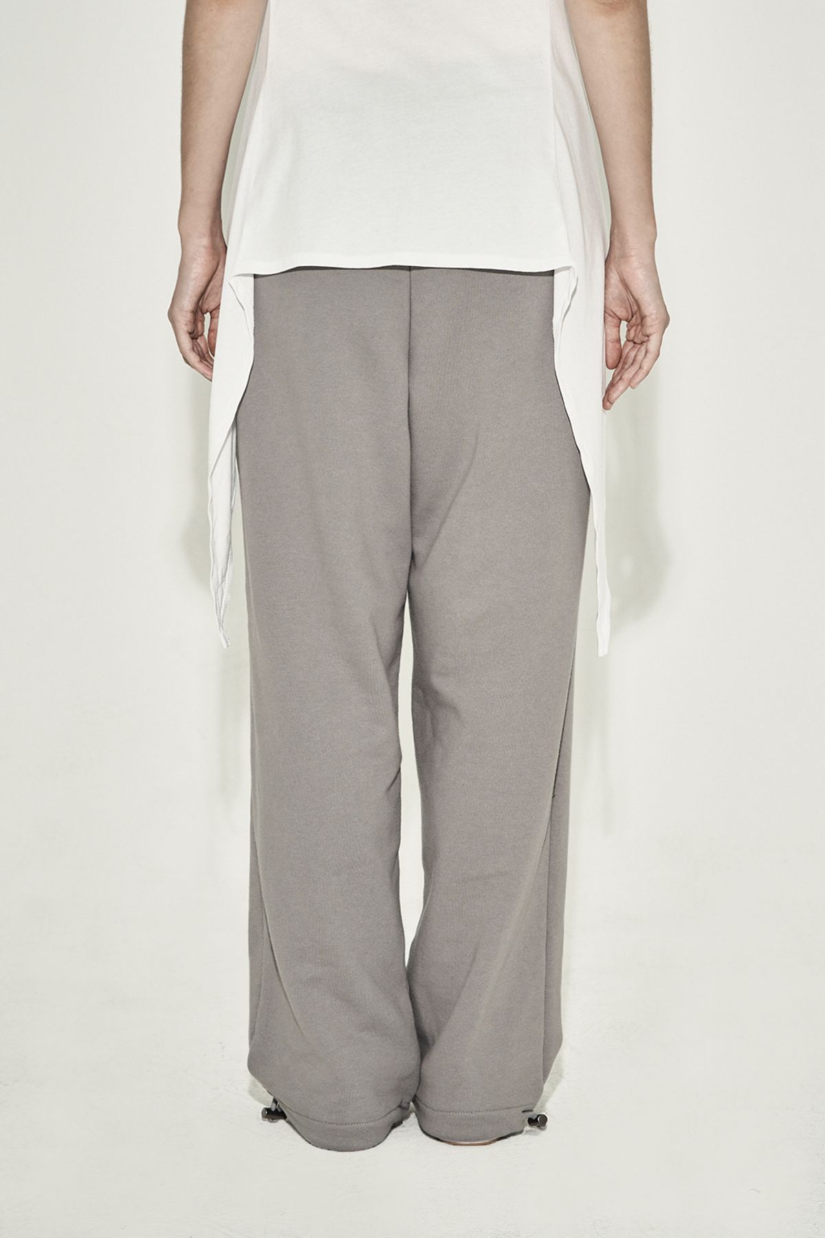 시너진(SYNERJYN) EYELET WIDE SWEATPANTS GRAY