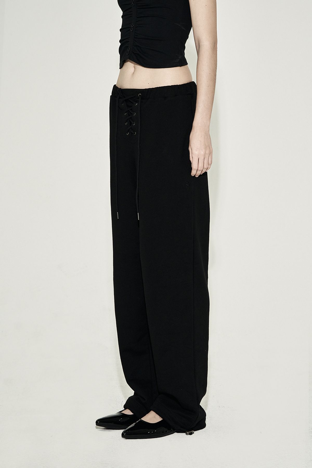 시너진(SYNERJYN) EYELET WIDE SWEATPANTS BLACK