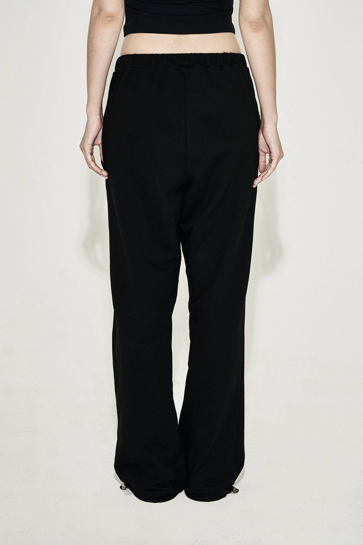 시너진(SYNERJYN) EYELET WIDE SWEATPANTS BLACK