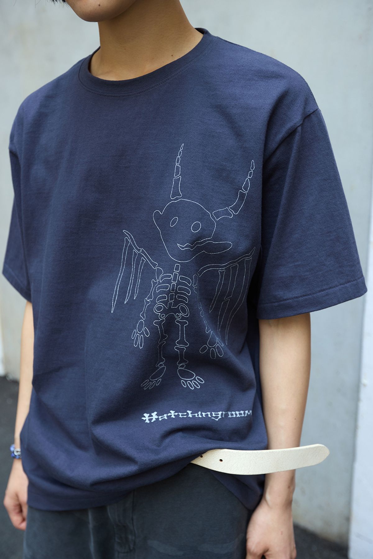 해칭룸(HATCHINGROOM) Bone Devil Tee Blue Charcoal