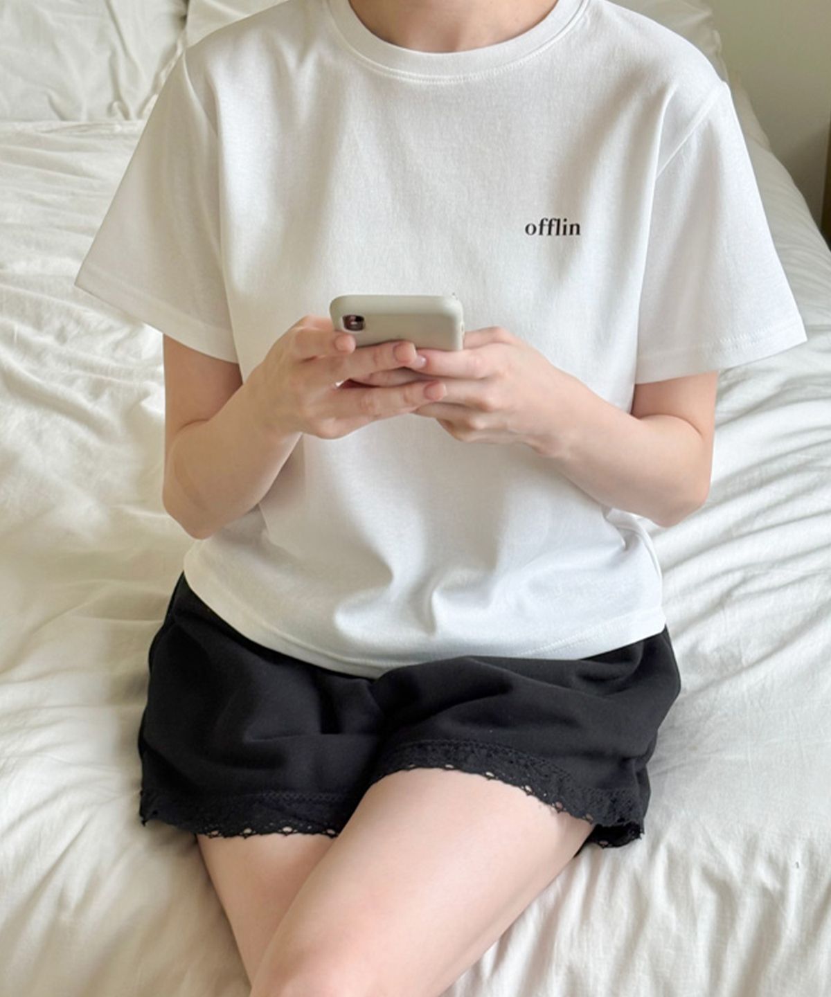 오플린(OFFLIN) 베이직 로고 세미 크롭 티셔츠 화이트