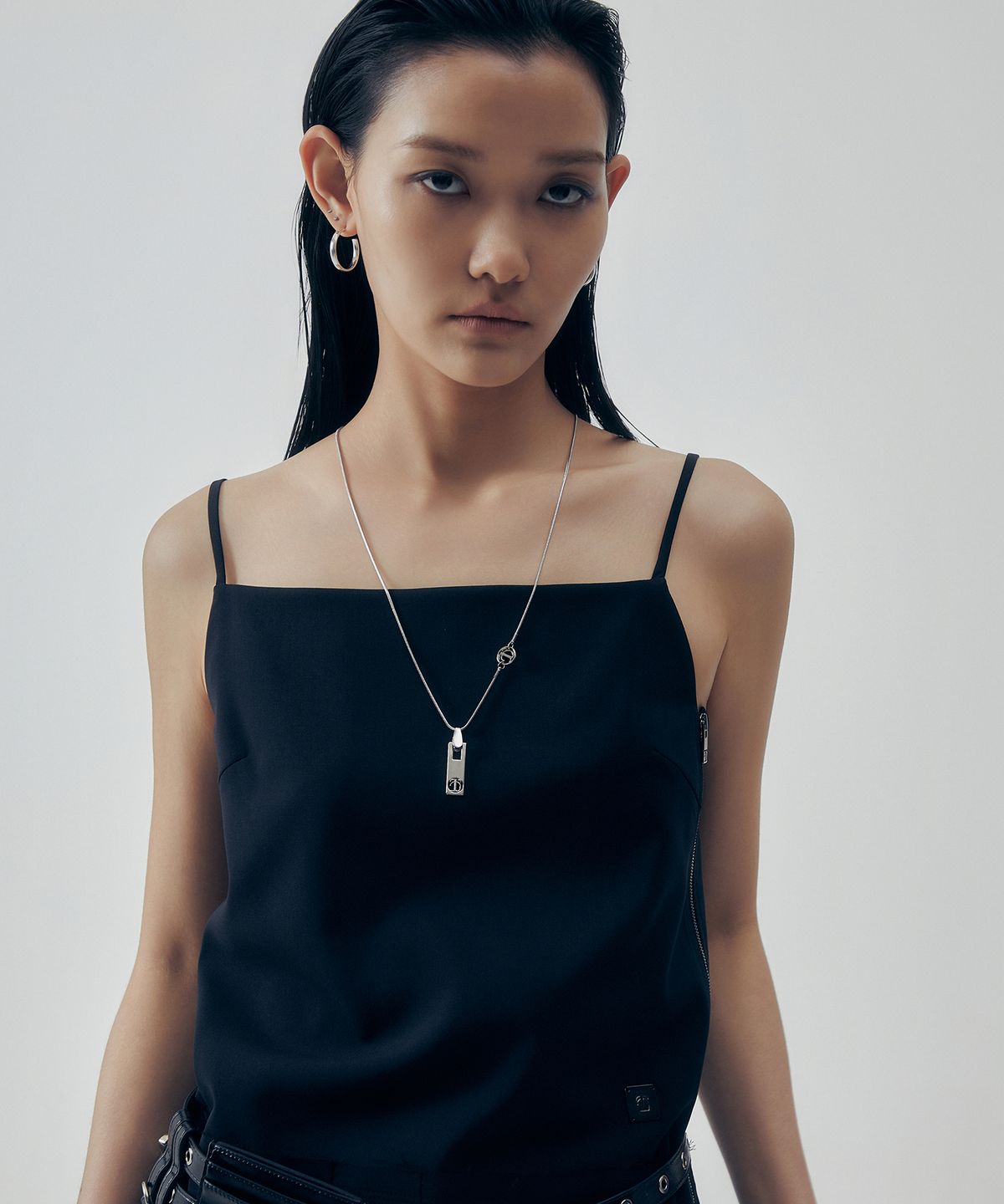 트리밍버드(TREEMINGBIRD) Apron Pleated One-piece [ Black ]