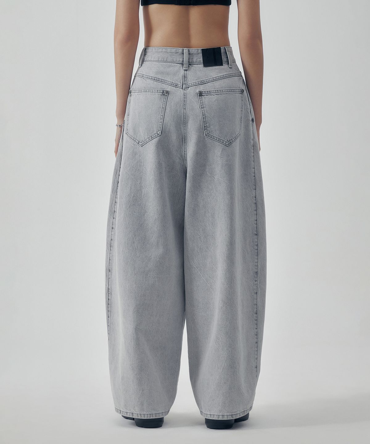 트리밍버드(TREEMINGBIRD) Curved Balloon Fit Denim Pants [ Gray ]