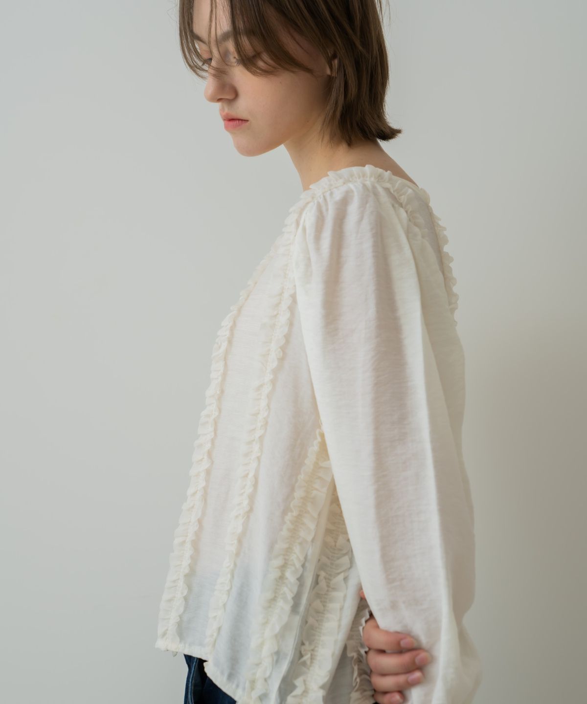 위오이(WIOE) Eve Frill Blouse_White