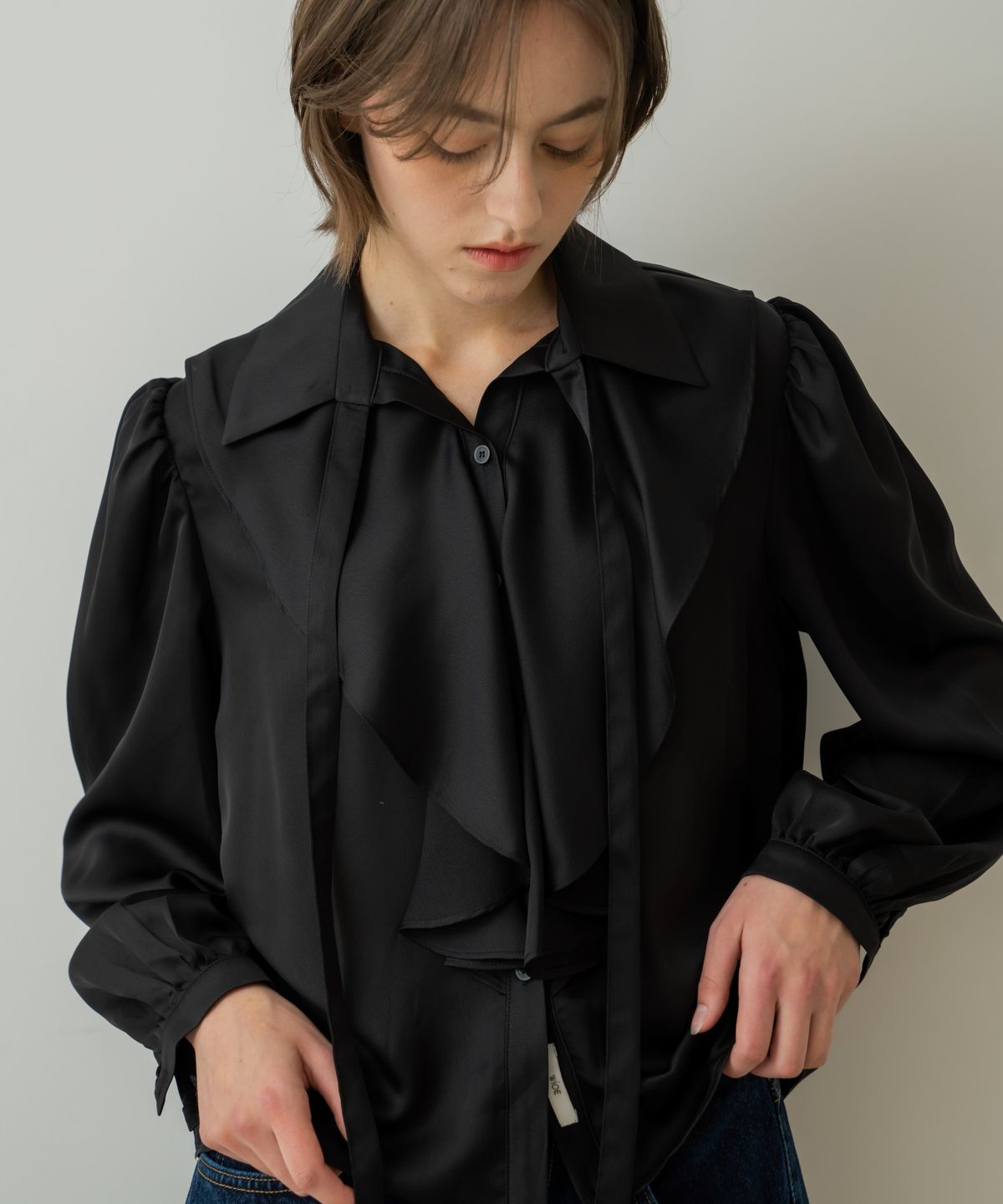 위오이(WIOE) Mien Ruffle Tie Blouse_Black