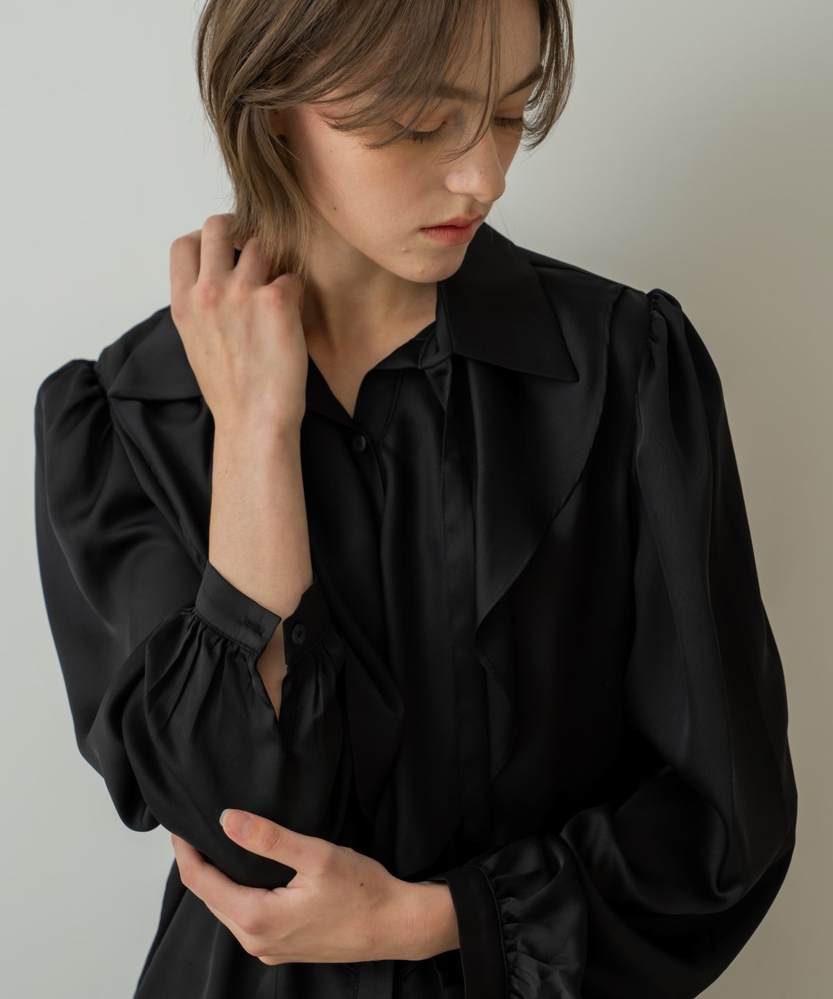 위오이(WIOE) Mien Ruffle Tie Blouse_Black
