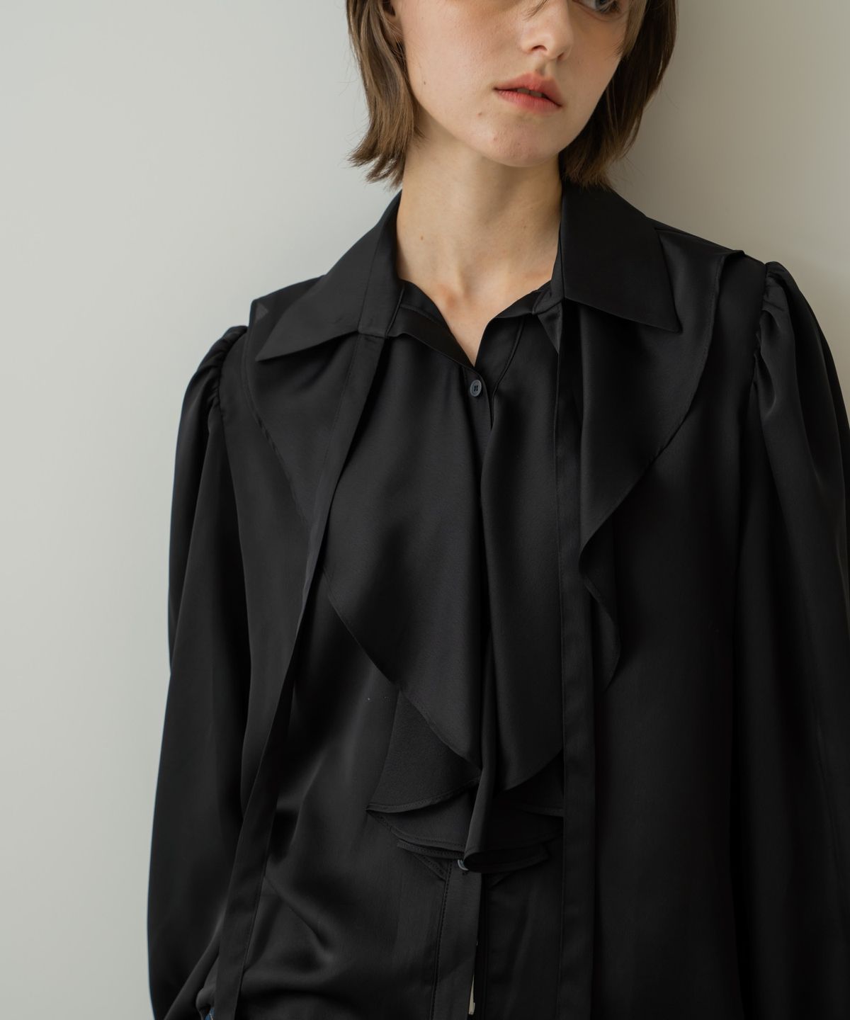 위오이(WIOE) Mien Ruffle Tie Blouse_Black