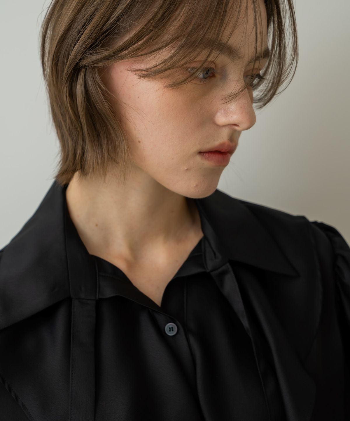 위오이(WIOE) Mien Ruffle Tie Blouse_Black