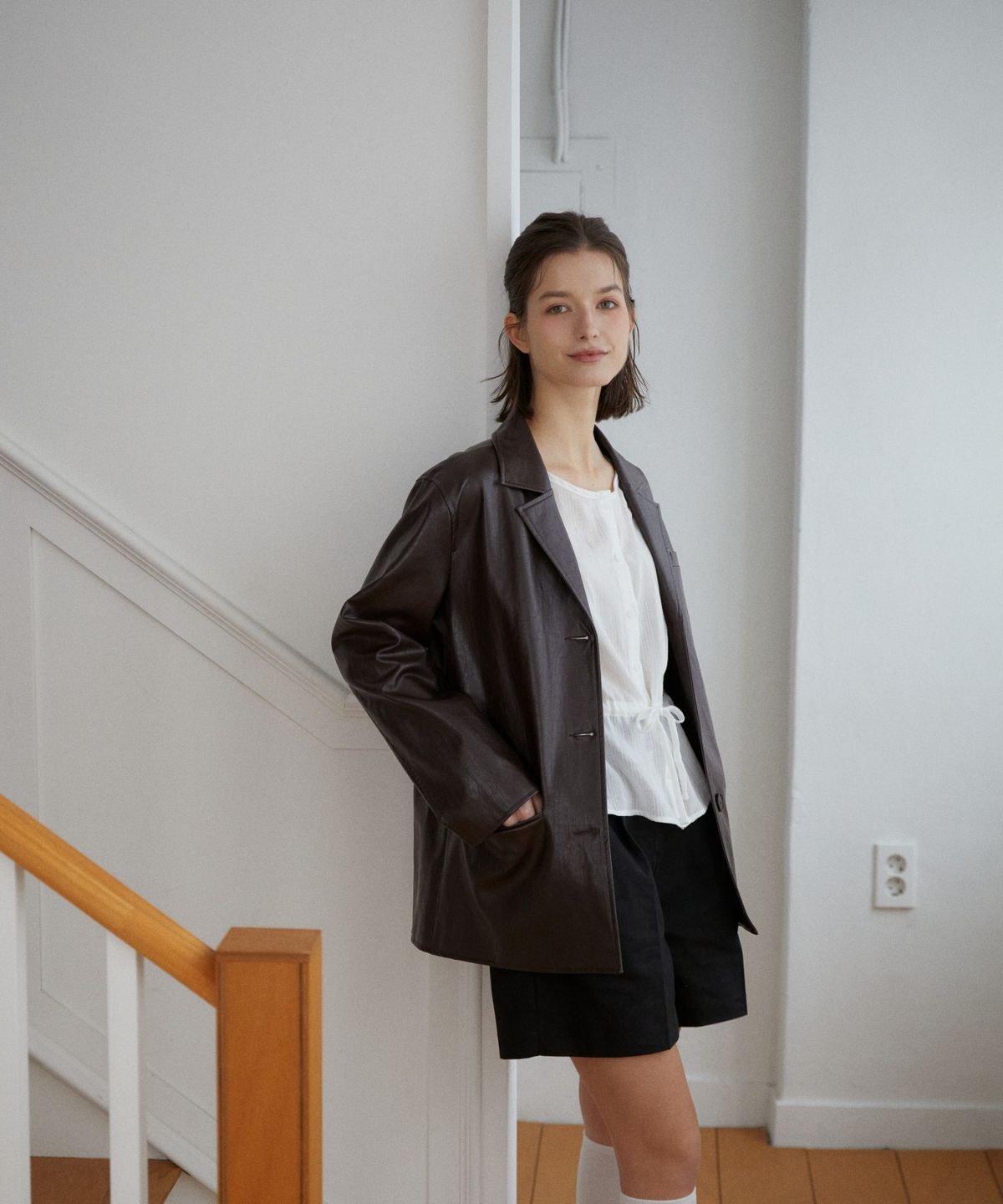위오이(WIOE) Riva Leather Belted Jacket_Brown