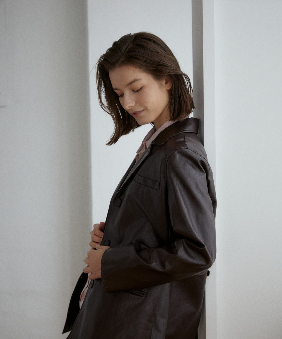 위오이(WIOE) Riva Leather Belted Jacket_Brown