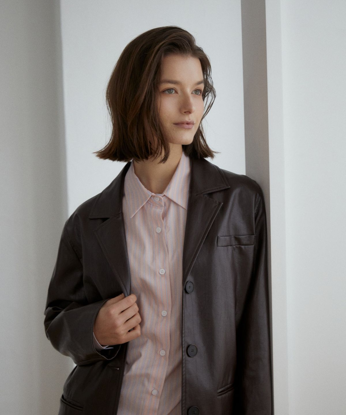 위오이(WIOE) Riva Leather Belted Jacket_Brown