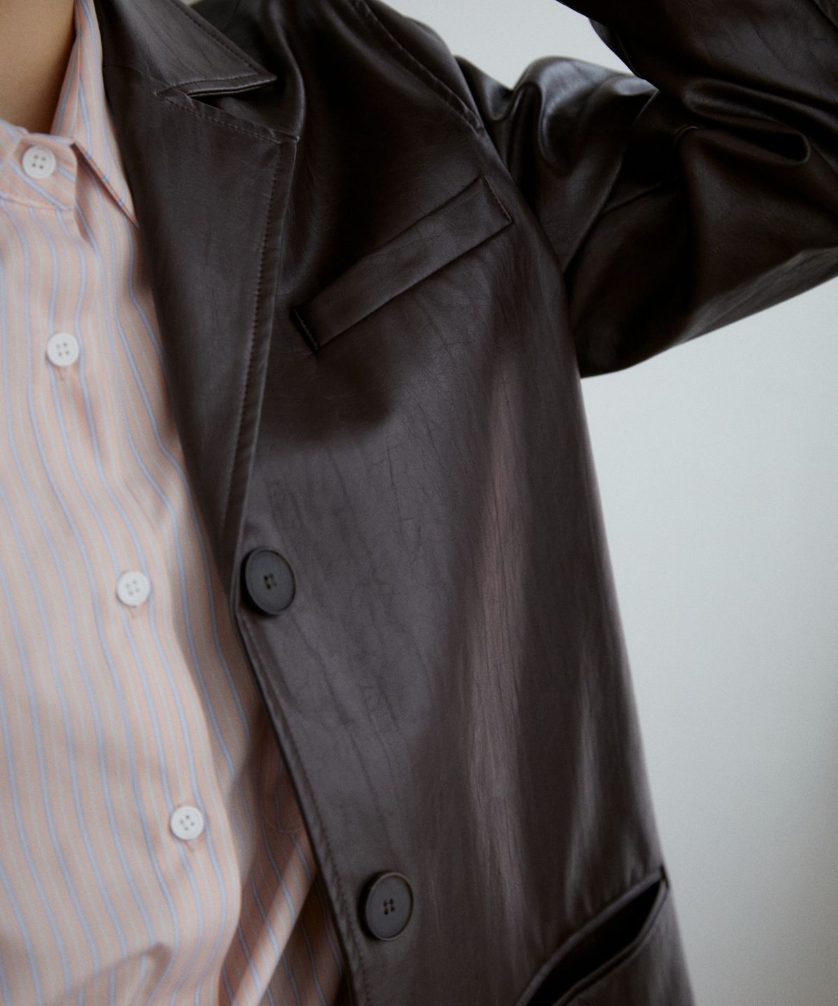 위오이(WIOE) Riva Leather Belted Jacket_Brown