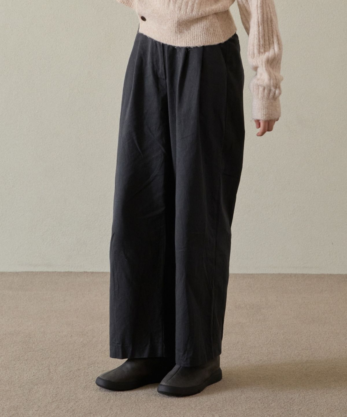 위오이(WIOE) Pintuck Cotton Wide Pants_Charcoal