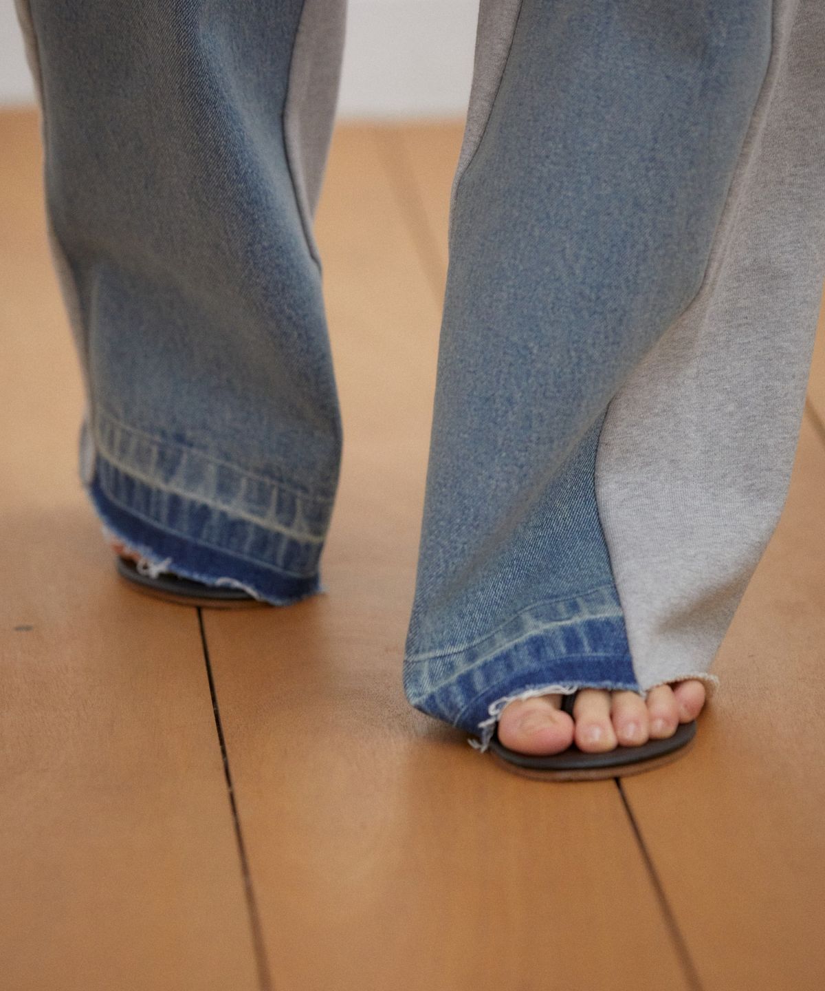위오이(WIOE) Half Denim Sweat Pants_Grey