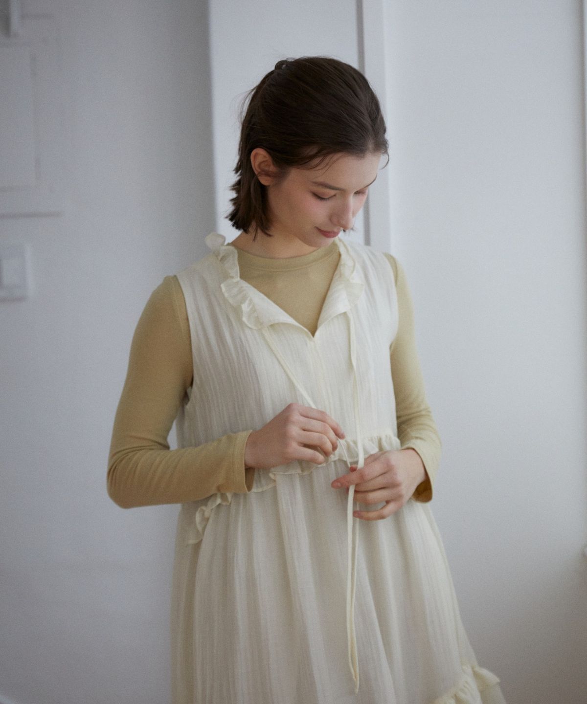 위오이(WIOE) Shallot Ruffle Sleeveless Dress_Beige