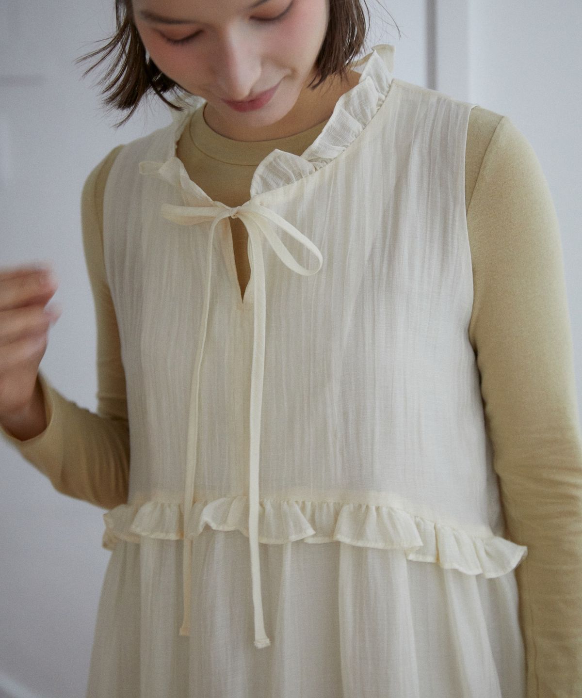 위오이(WIOE) Shallot Ruffle Sleeveless Dress_Beige