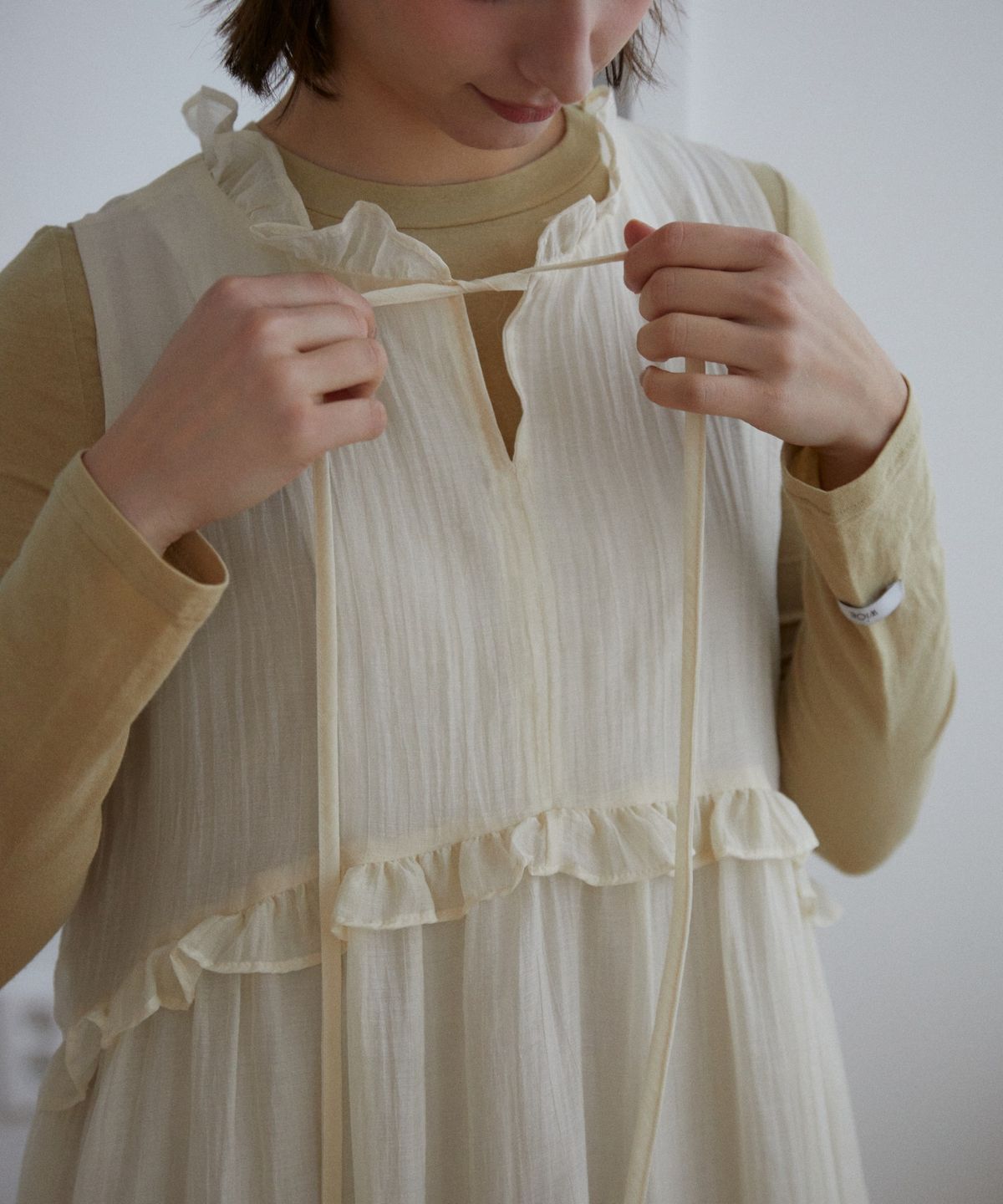 위오이(WIOE) Shallot Ruffle Sleeveless Dress_Beige