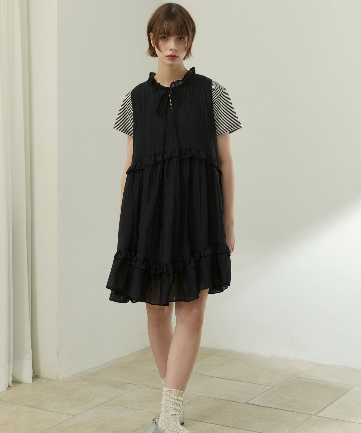 위오이(WIOE) Shallot Ruffle Sleeveless Dress_Black