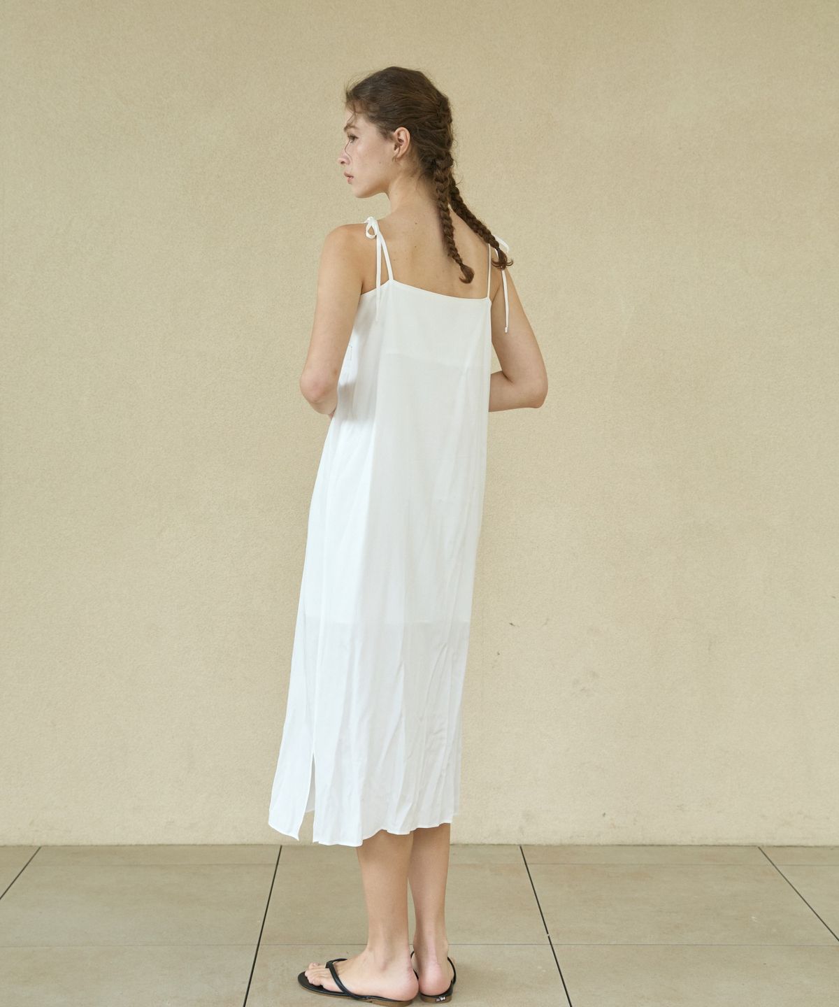 위오이(WIOE) Roman Silky Sleeveless Dress_White