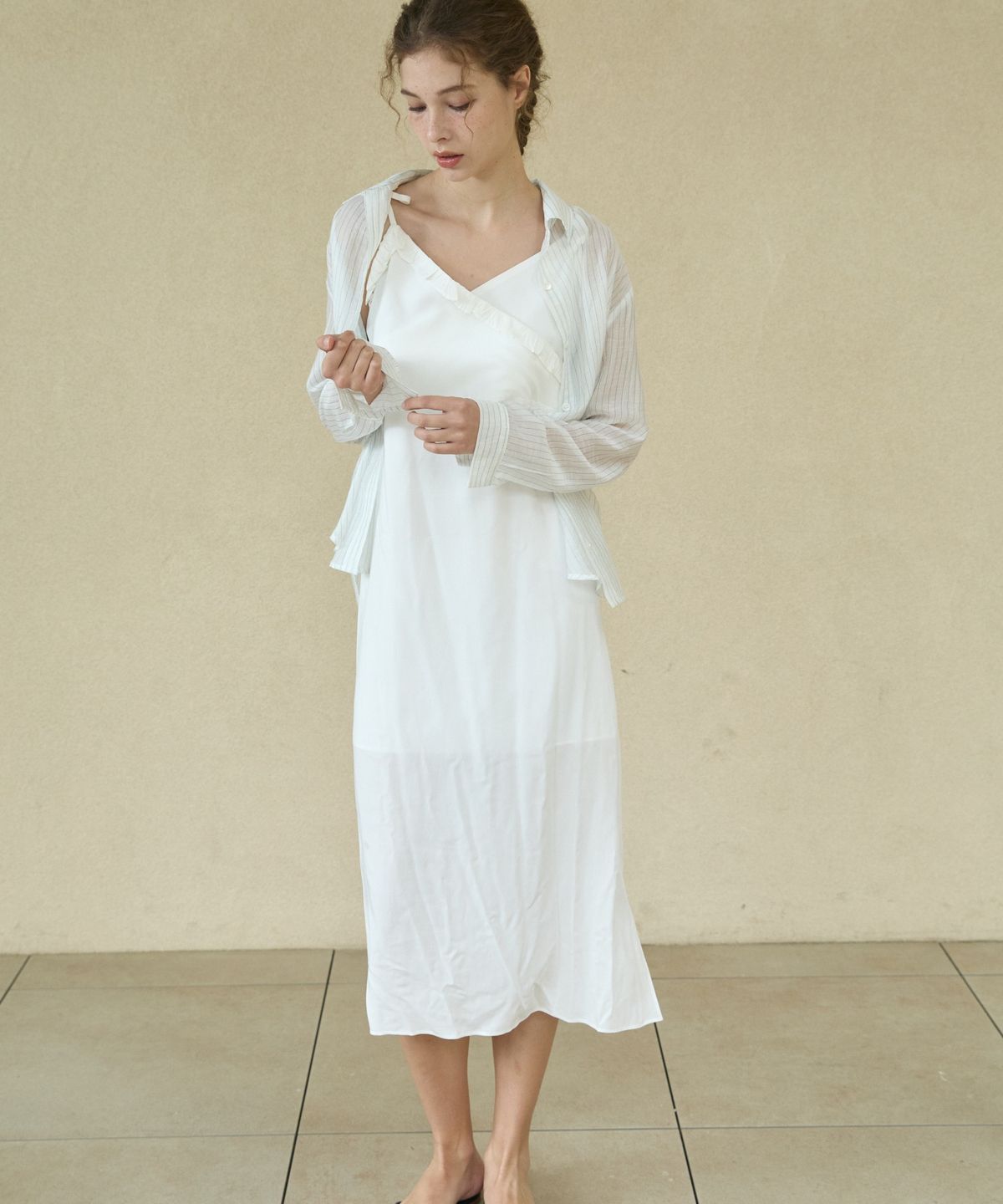 위오이(WIOE) Roman Silky Sleeveless Dress_White