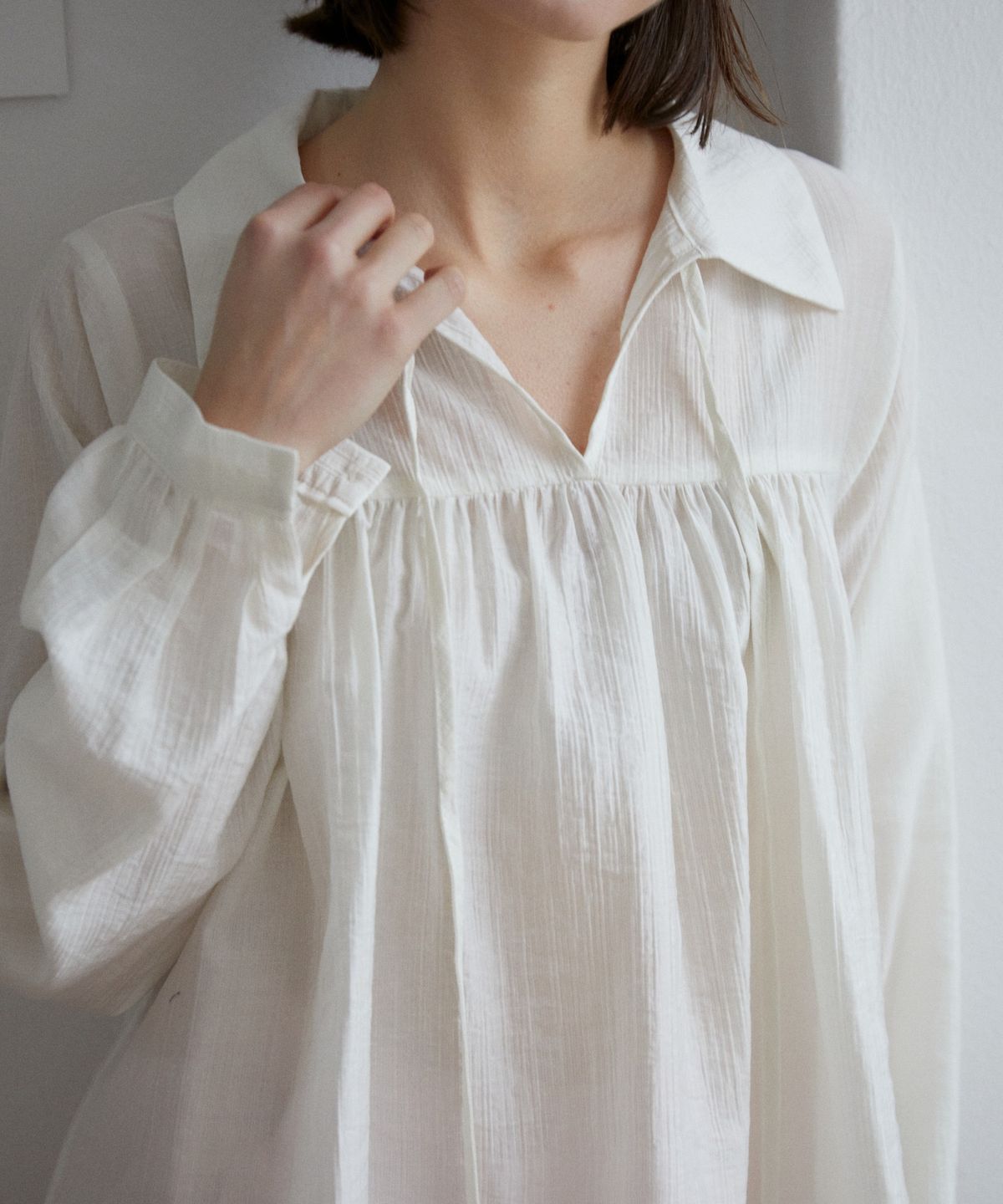 위오이(WIOE) Sally Ribbon Blouse_Ivory