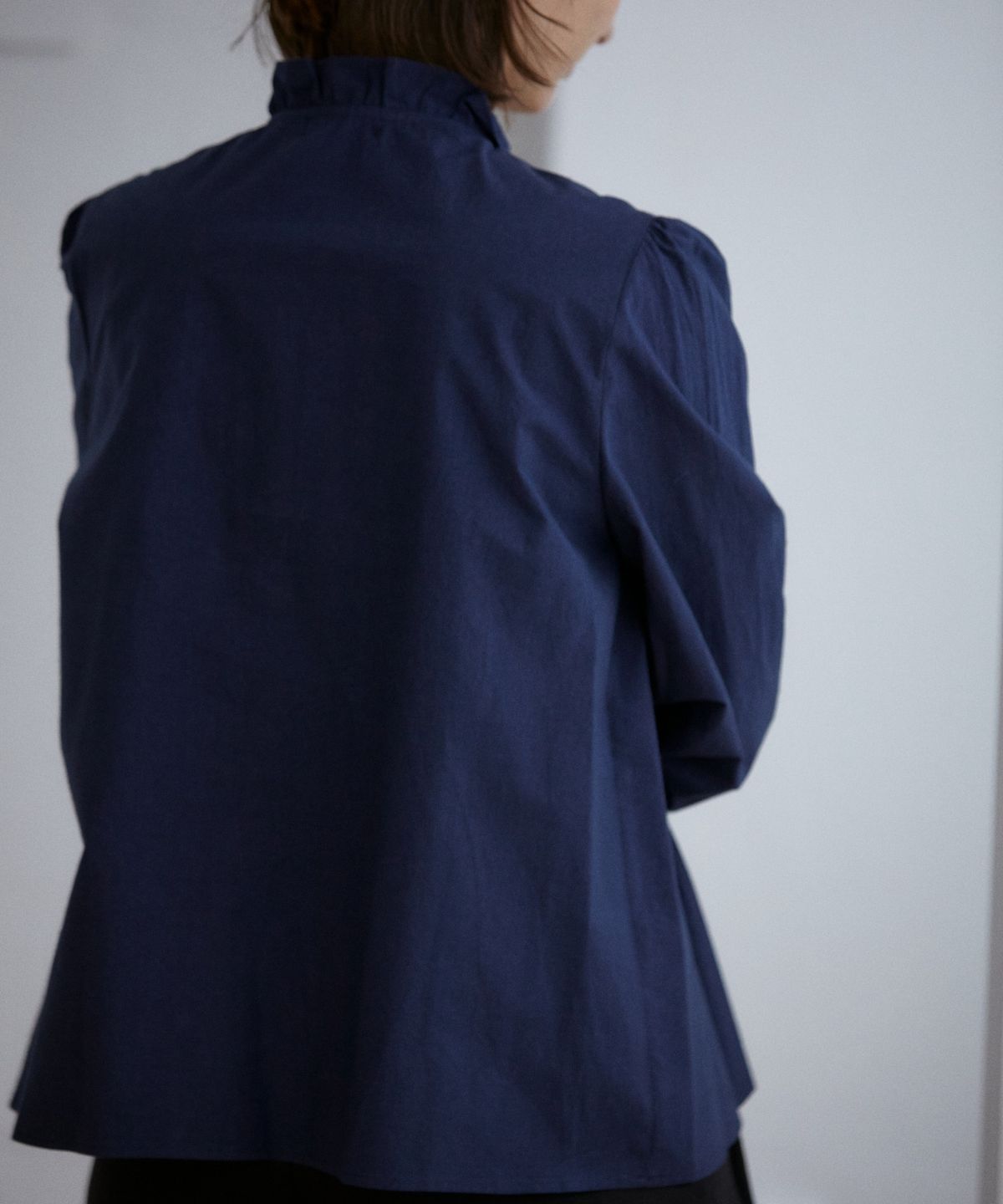 위오이(WIOE) Mori Frill Pintuck Shirt_Navy