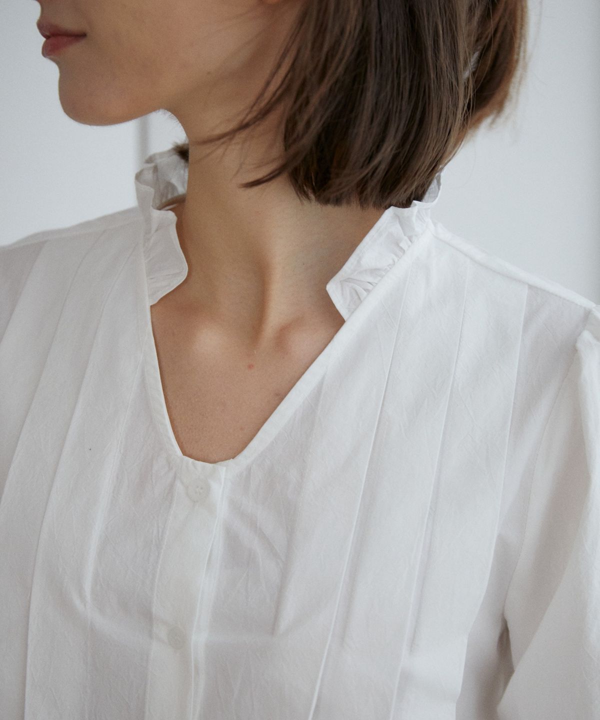 위오이(WIOE) Mori Frill Pintuck Shirt_White