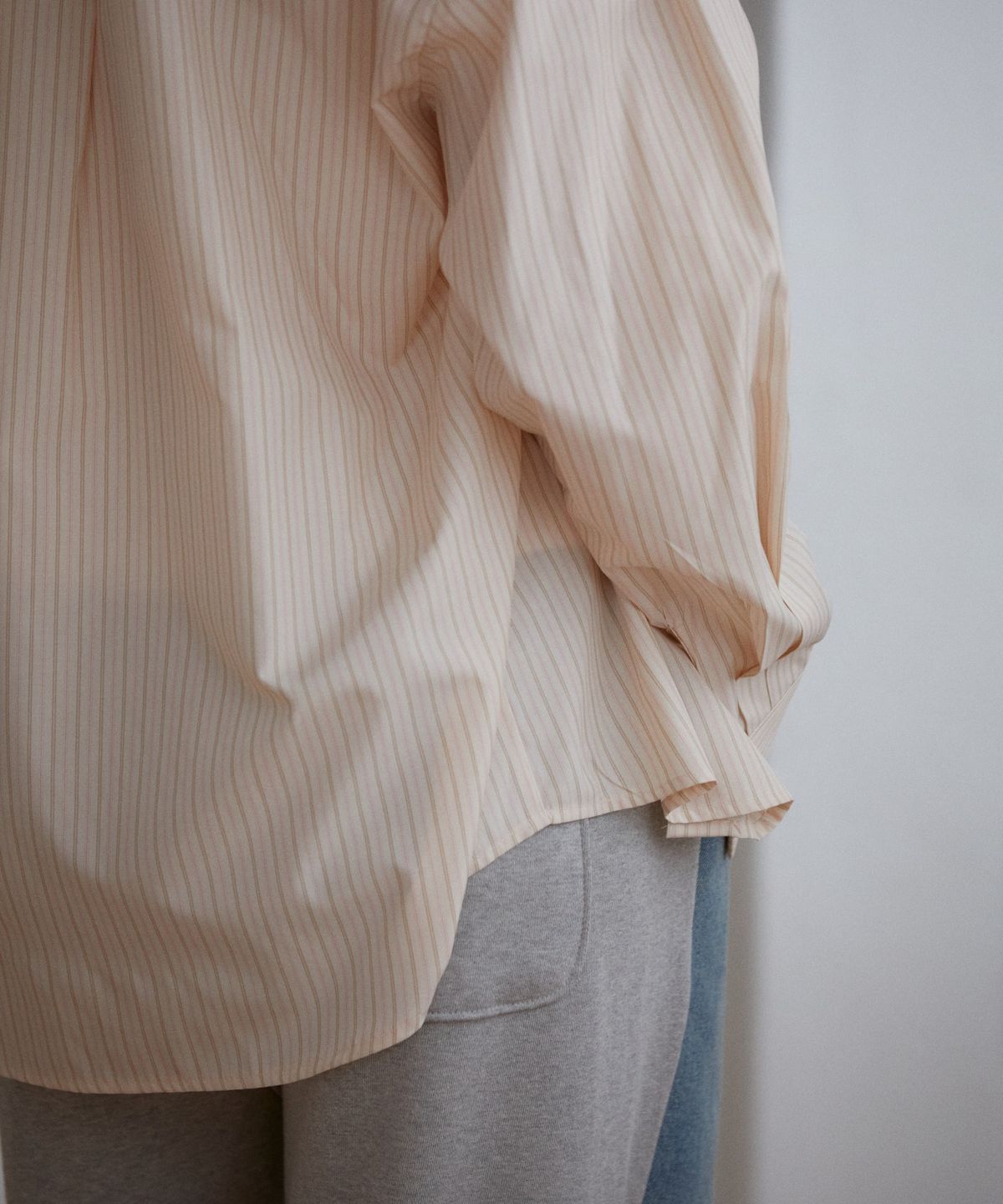 위오이(WIOE) Elze Stripe Shirt_Beige