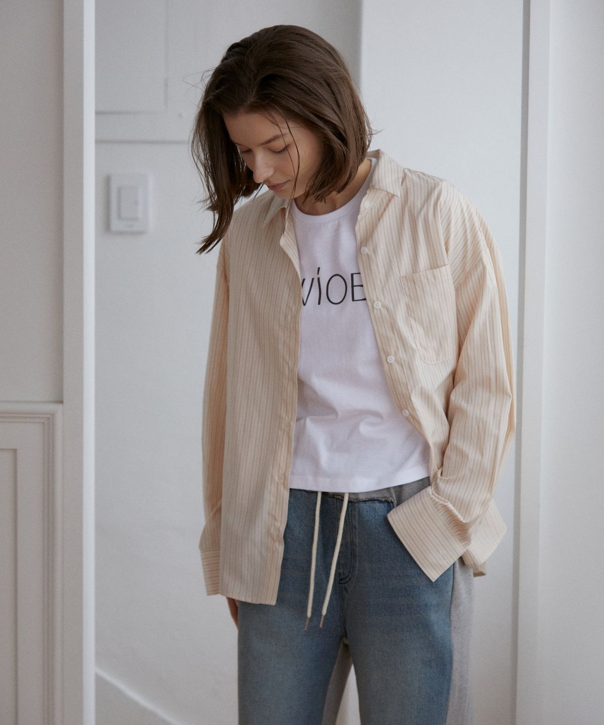 위오이(WIOE) Elze Stripe Shirt_Beige
