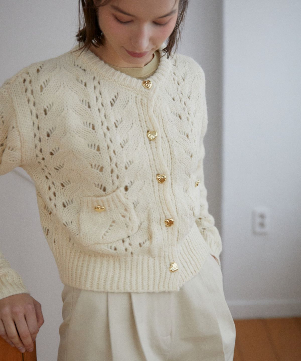 위오이(WIOE) Heart Button Crochet Cardigan_Ivory