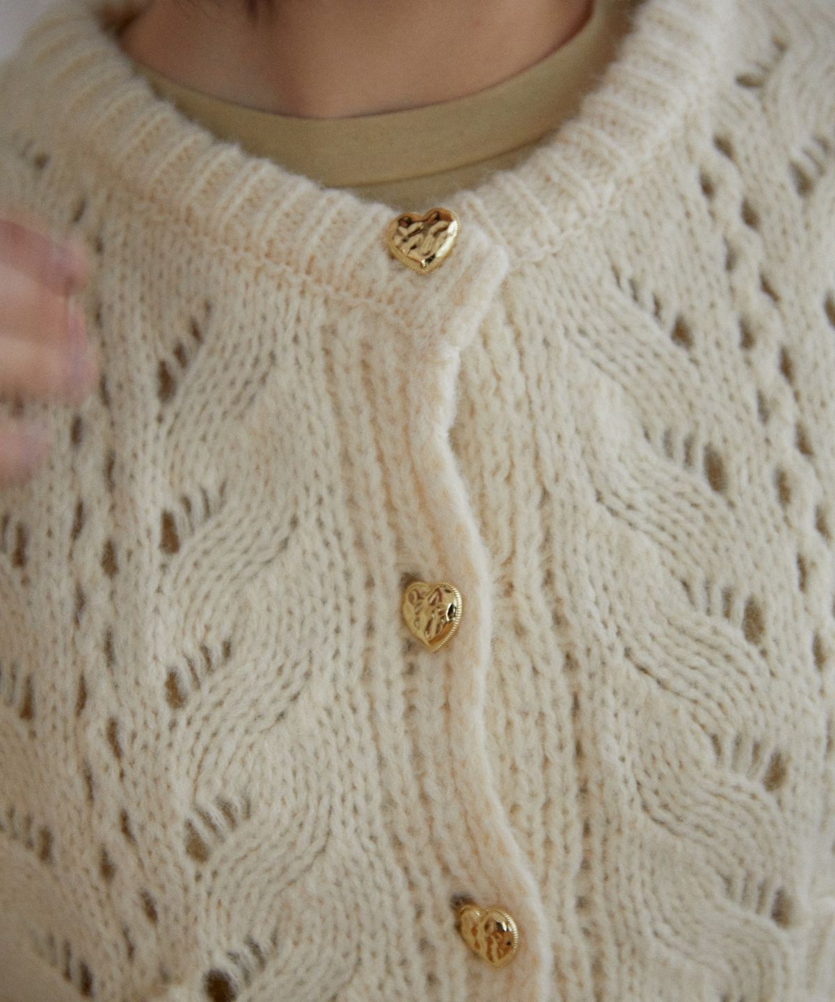 위오이(WIOE) Heart Button Crochet Cardigan_Ivory