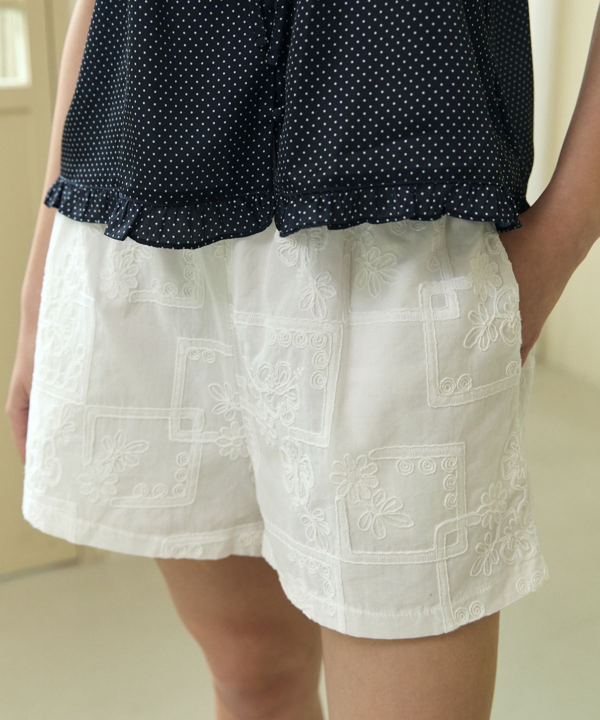 위오이(WIOE) Masha Cotton Banding Shorts_White
