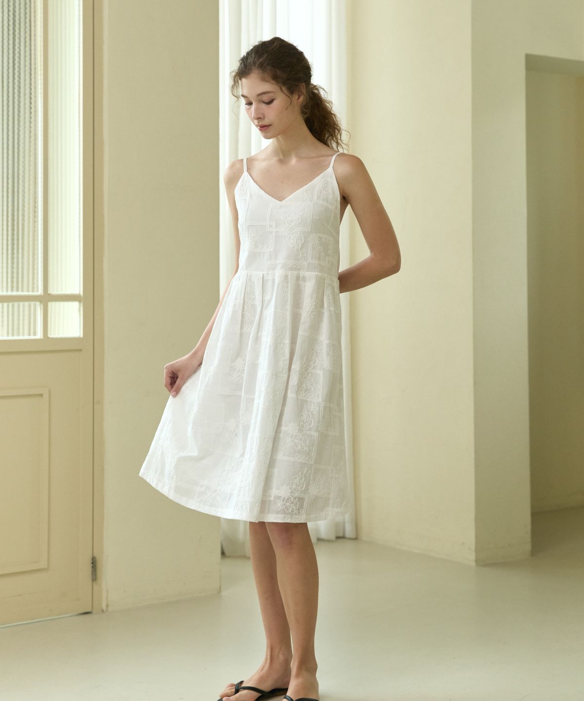 위오이(WIOE) Masha Cotton Sleeveless Dress_White