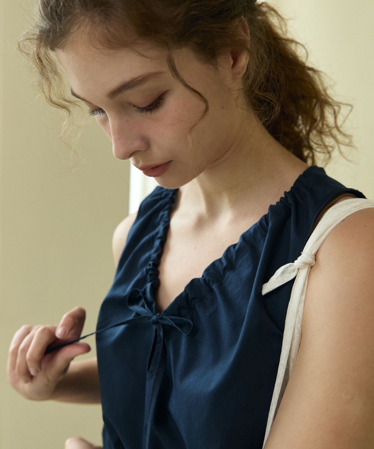 위오이(WIOE) Cotton Ribbon Sleeveless Top_Navy