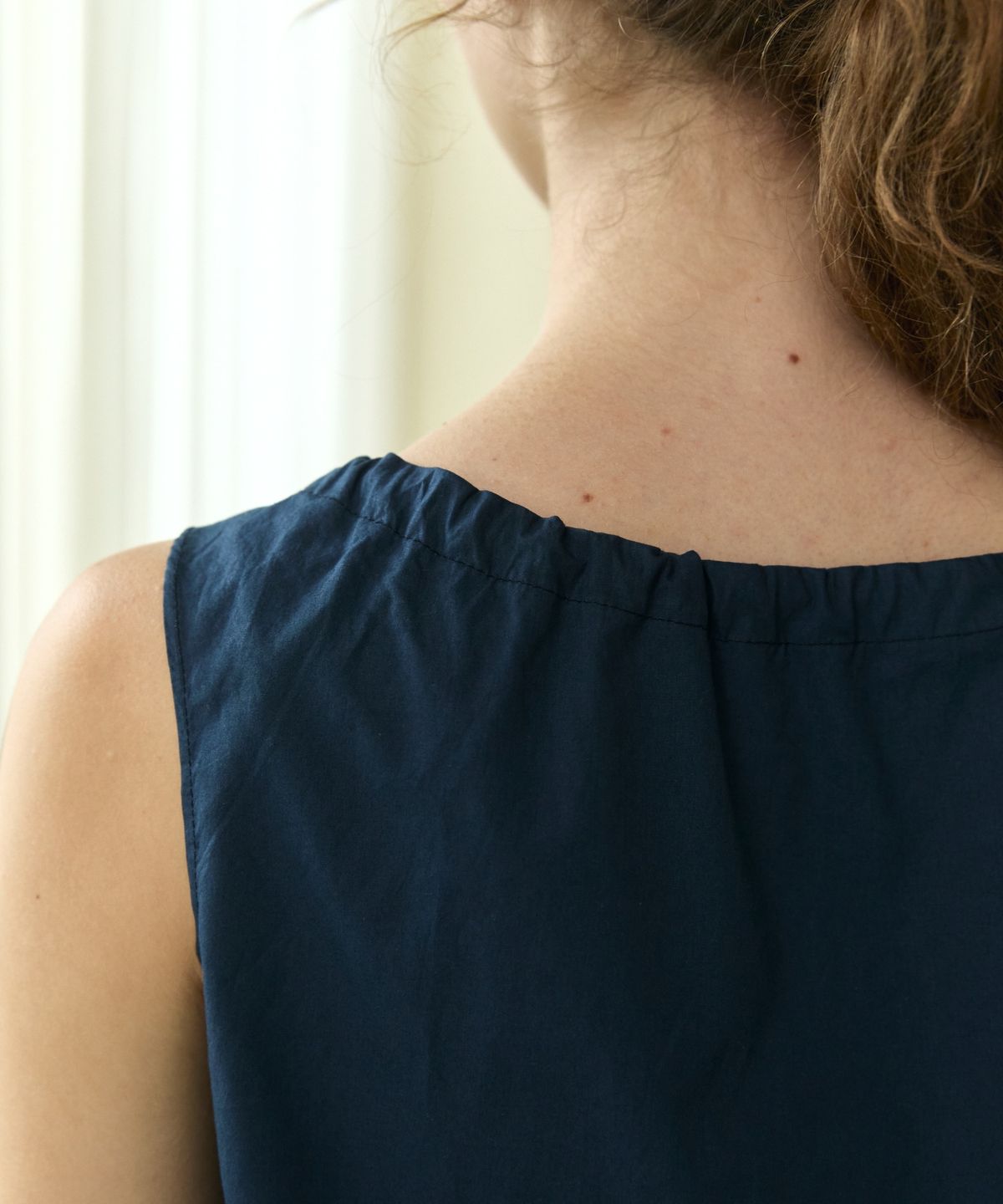 위오이(WIOE) Cotton Ribbon Sleeveless Top_Navy