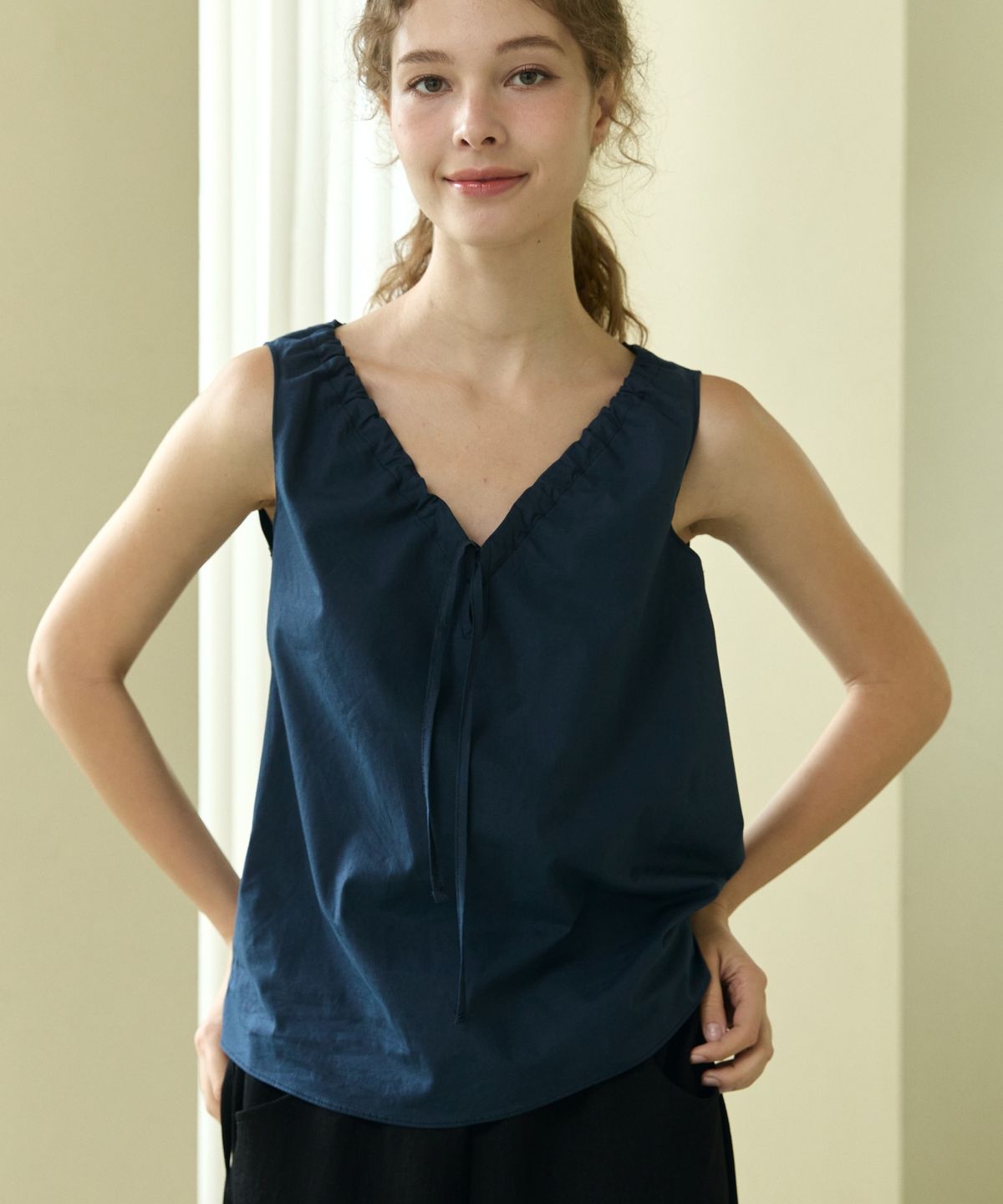 위오이(WIOE) Cotton Ribbon Sleeveless Top_Navy