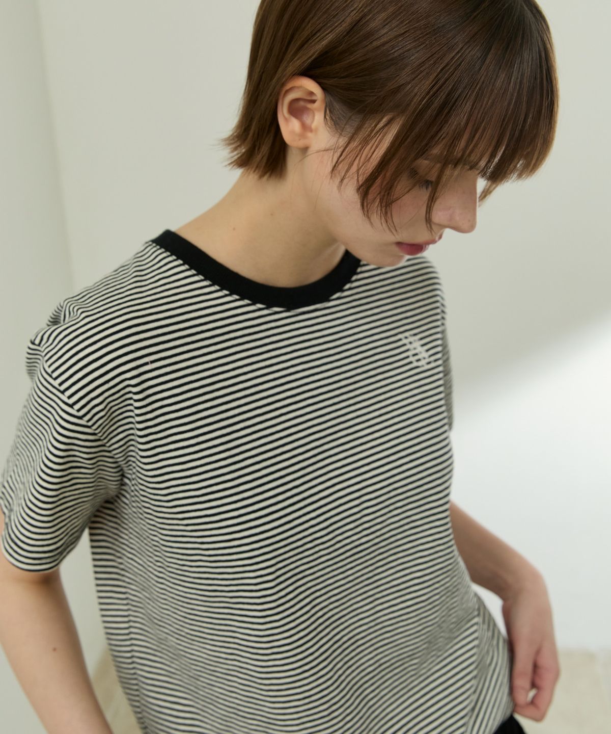 위오이(WIOE) Wioe Logo Stripe T-shirt_Black