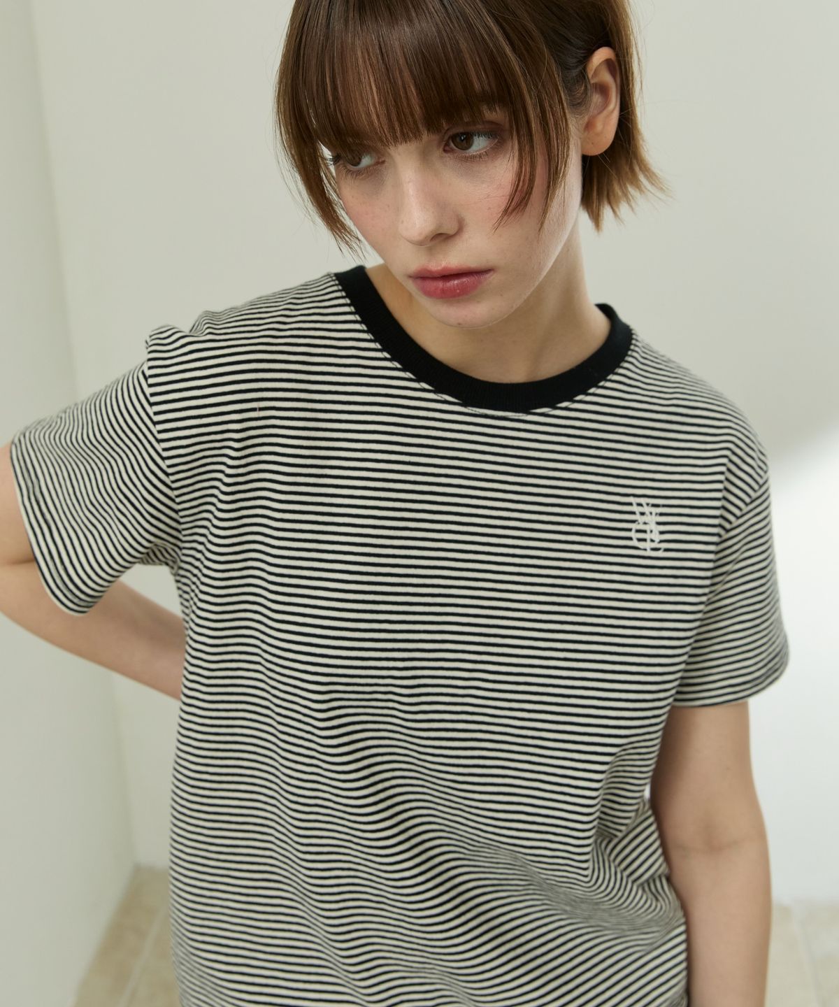 위오이(WIOE) Wioe Logo Stripe T-shirt_Black