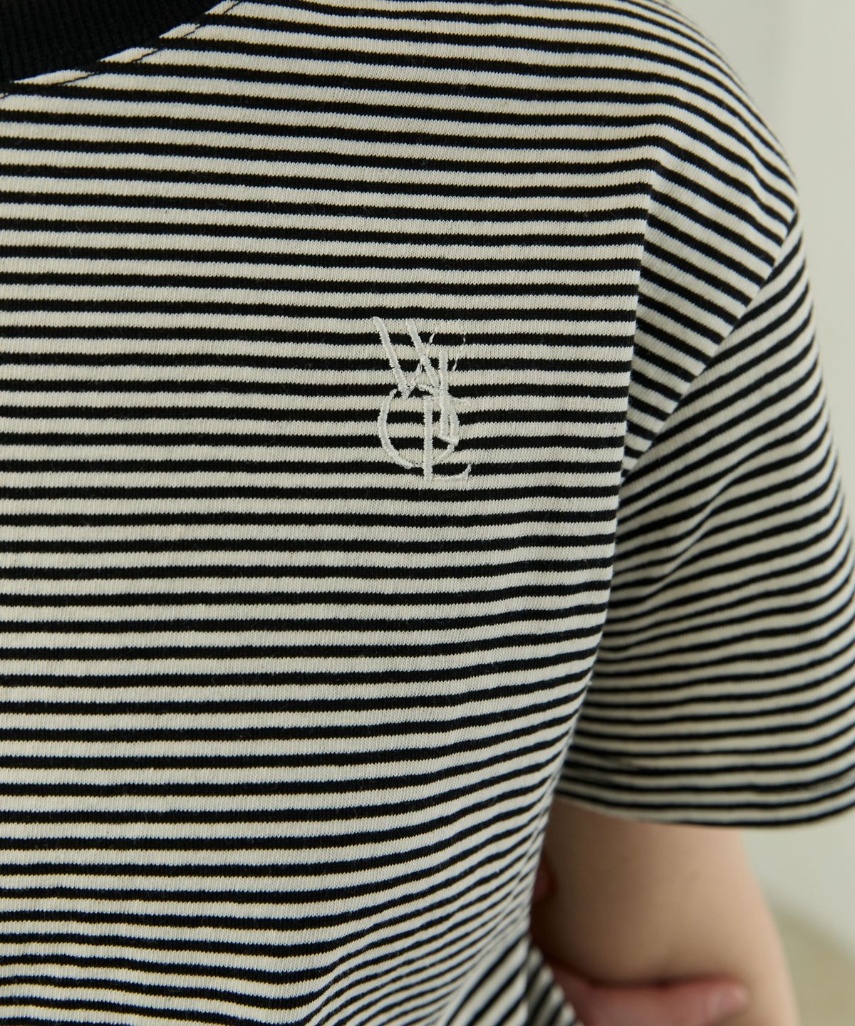 위오이(WIOE) Wioe Logo Stripe T-shirt_Black